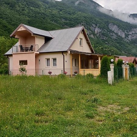 Breti'S Guesthouse Vusanje Bagian luar foto
