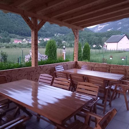 Breti'S Guesthouse Vusanje Bagian luar foto
