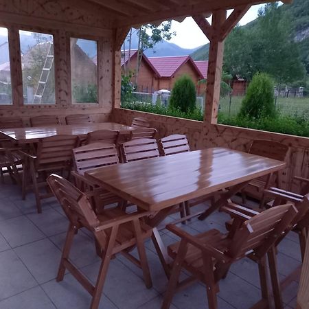 Breti'S Guesthouse Vusanje Bagian luar foto