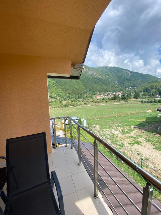 Breti'S Guesthouse Vusanje Bagian luar foto
