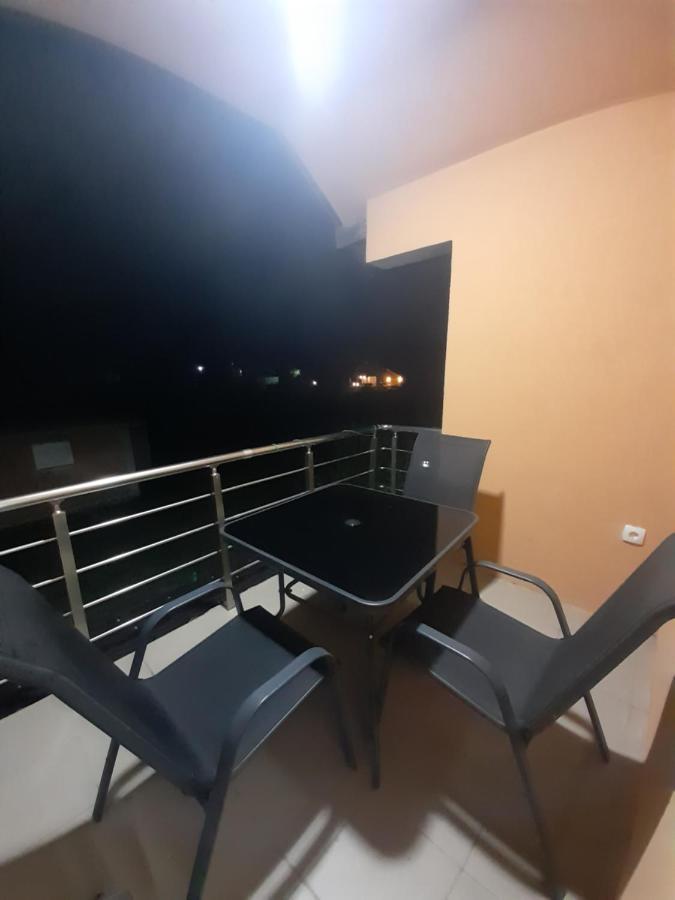 Breti'S Guesthouse Vusanje Bagian luar foto