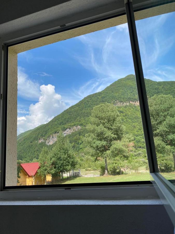 Breti'S Guesthouse Vusanje Bagian luar foto