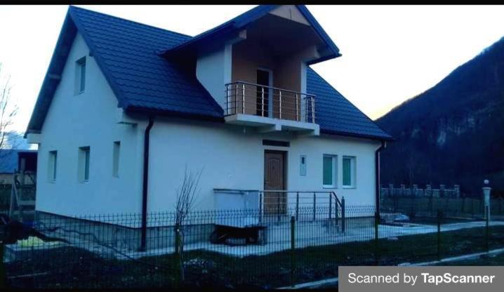Breti'S Guesthouse Vusanje Bagian luar foto
