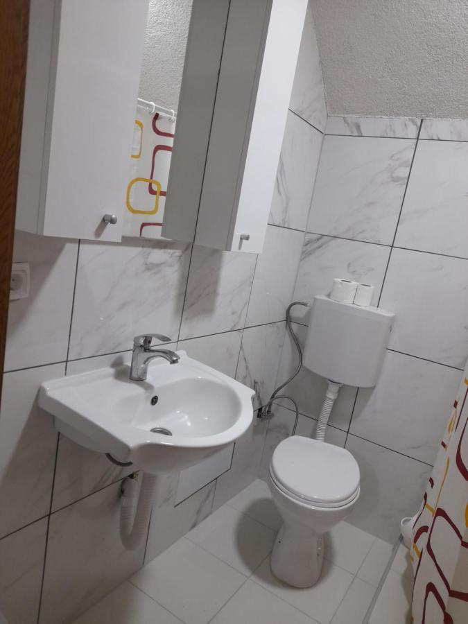 Breti'S Guesthouse Vusanje Bagian luar foto