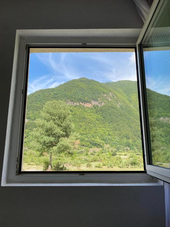 Breti'S Guesthouse Vusanje Bagian luar foto