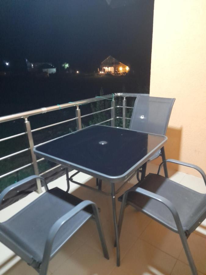 Breti'S Guesthouse Vusanje Bagian luar foto