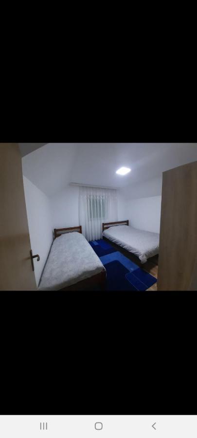 Breti'S Guesthouse Vusanje Bagian luar foto