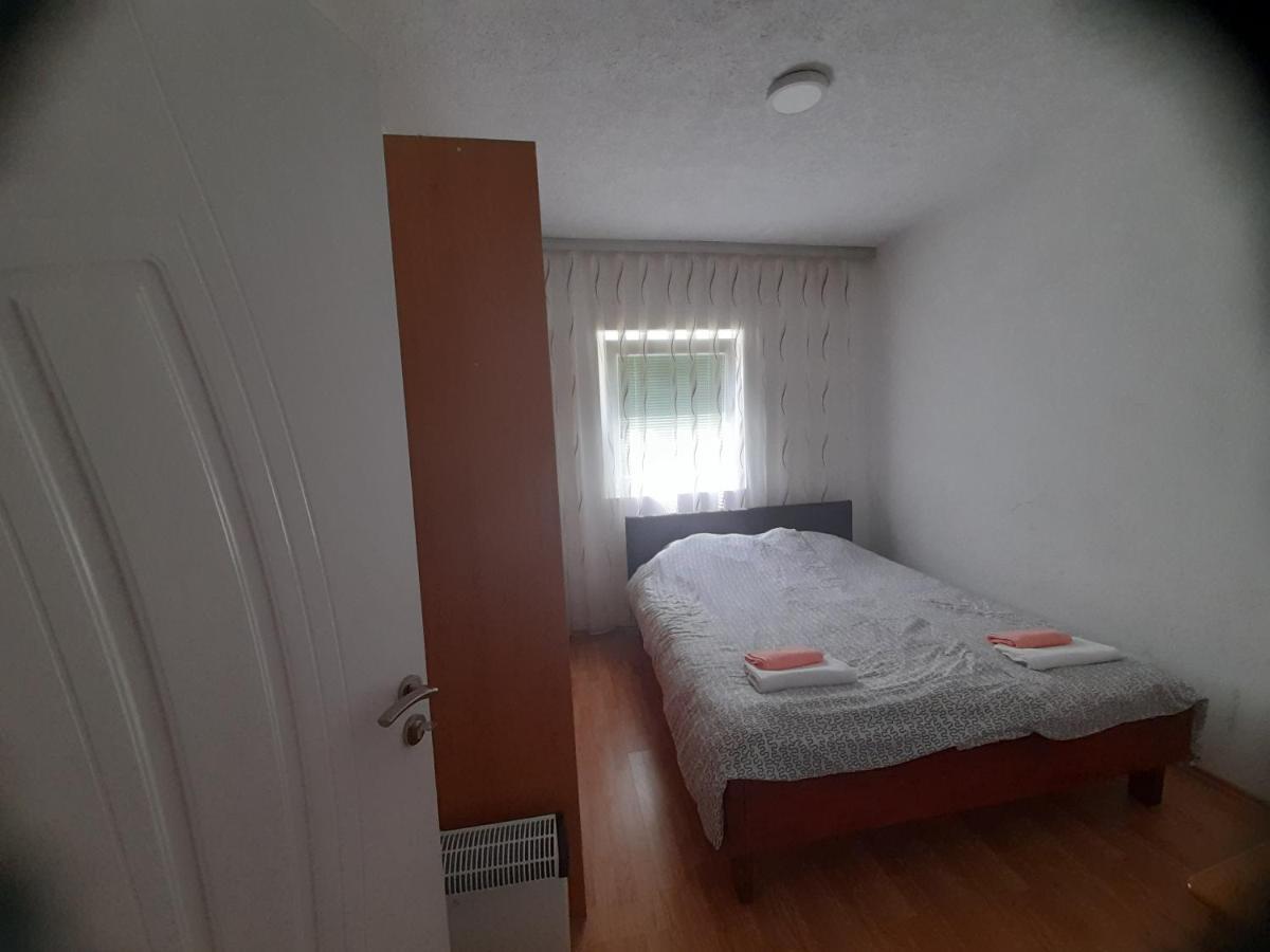 Breti'S Guesthouse Vusanje Bagian luar foto