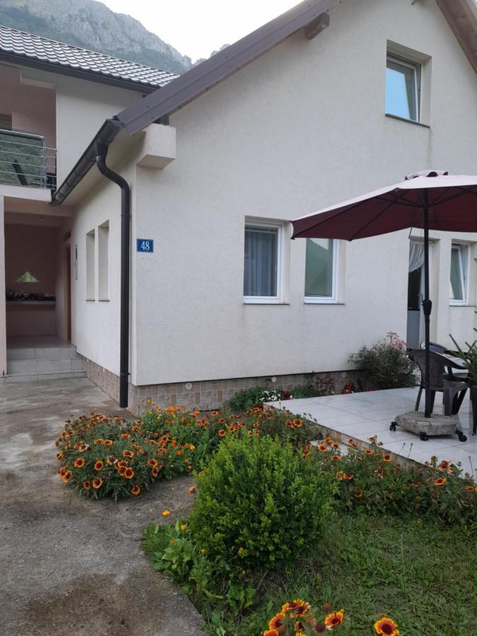 Breti'S Guesthouse Vusanje Bagian luar foto