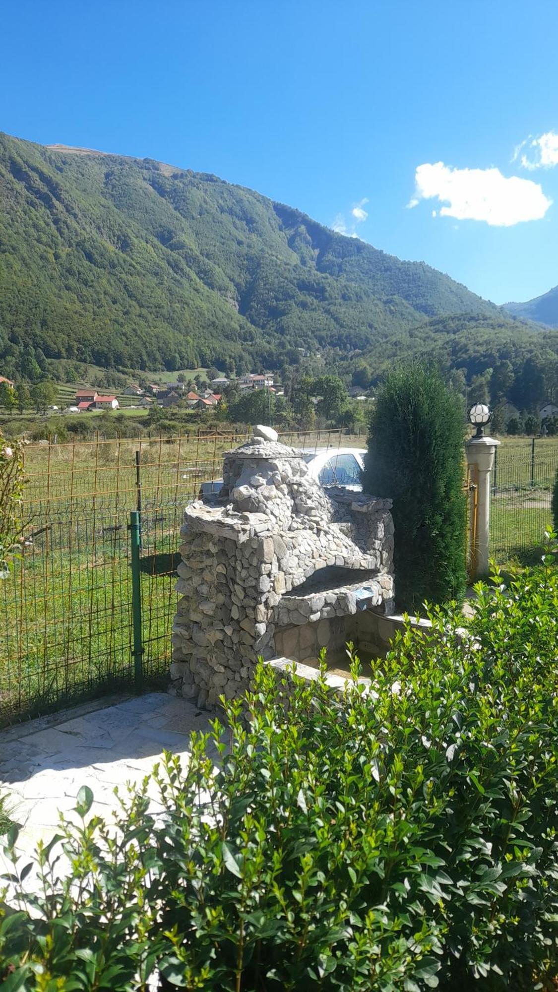 Breti'S Guesthouse Vusanje Bagian luar foto