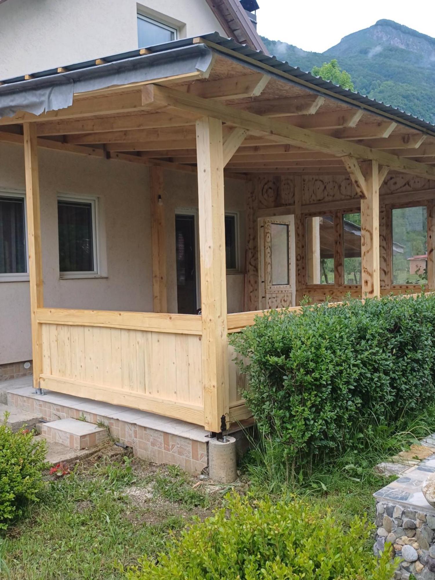 Breti'S Guesthouse Vusanje Bagian luar foto