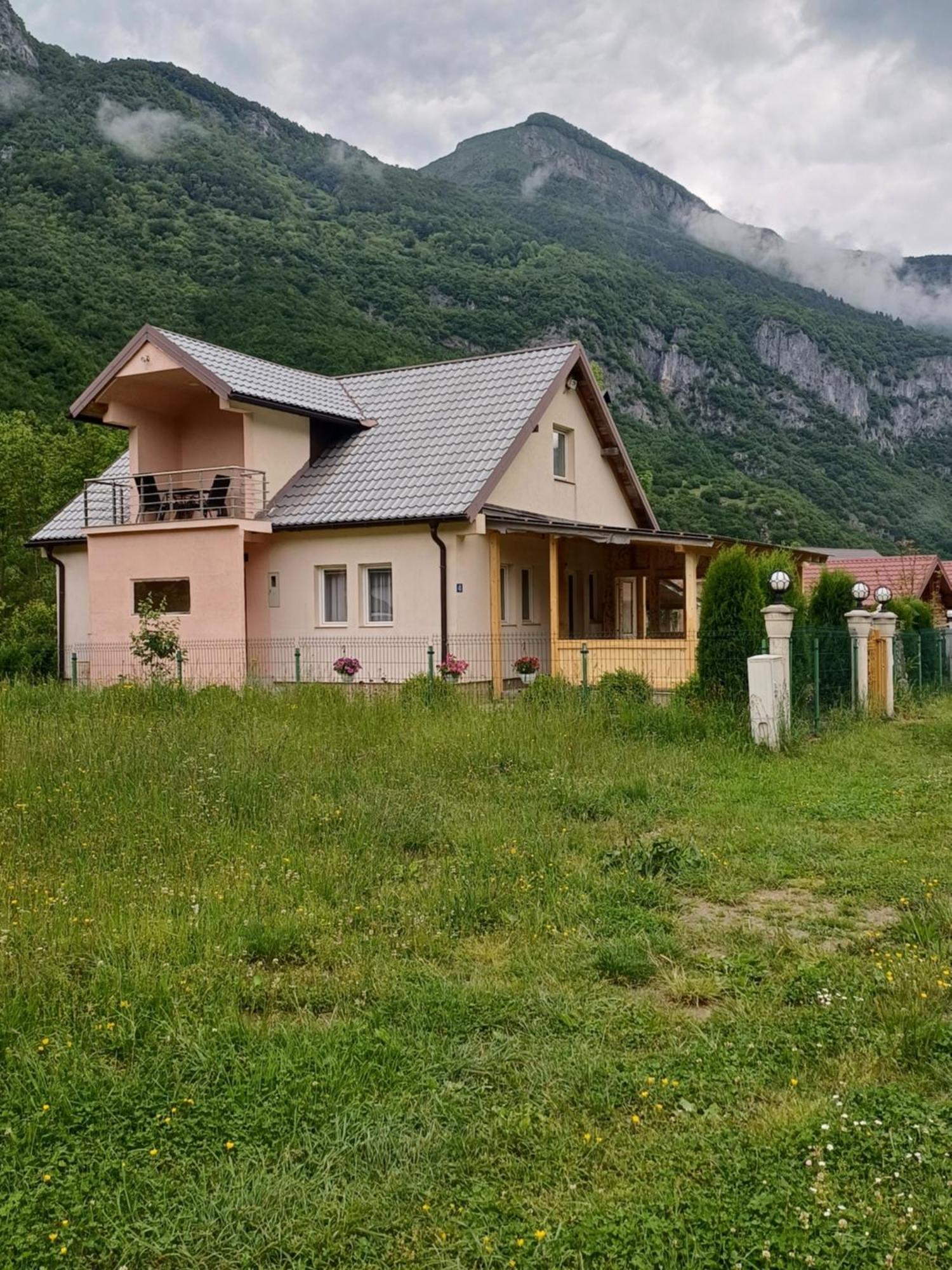 Breti'S Guesthouse Vusanje Bagian luar foto