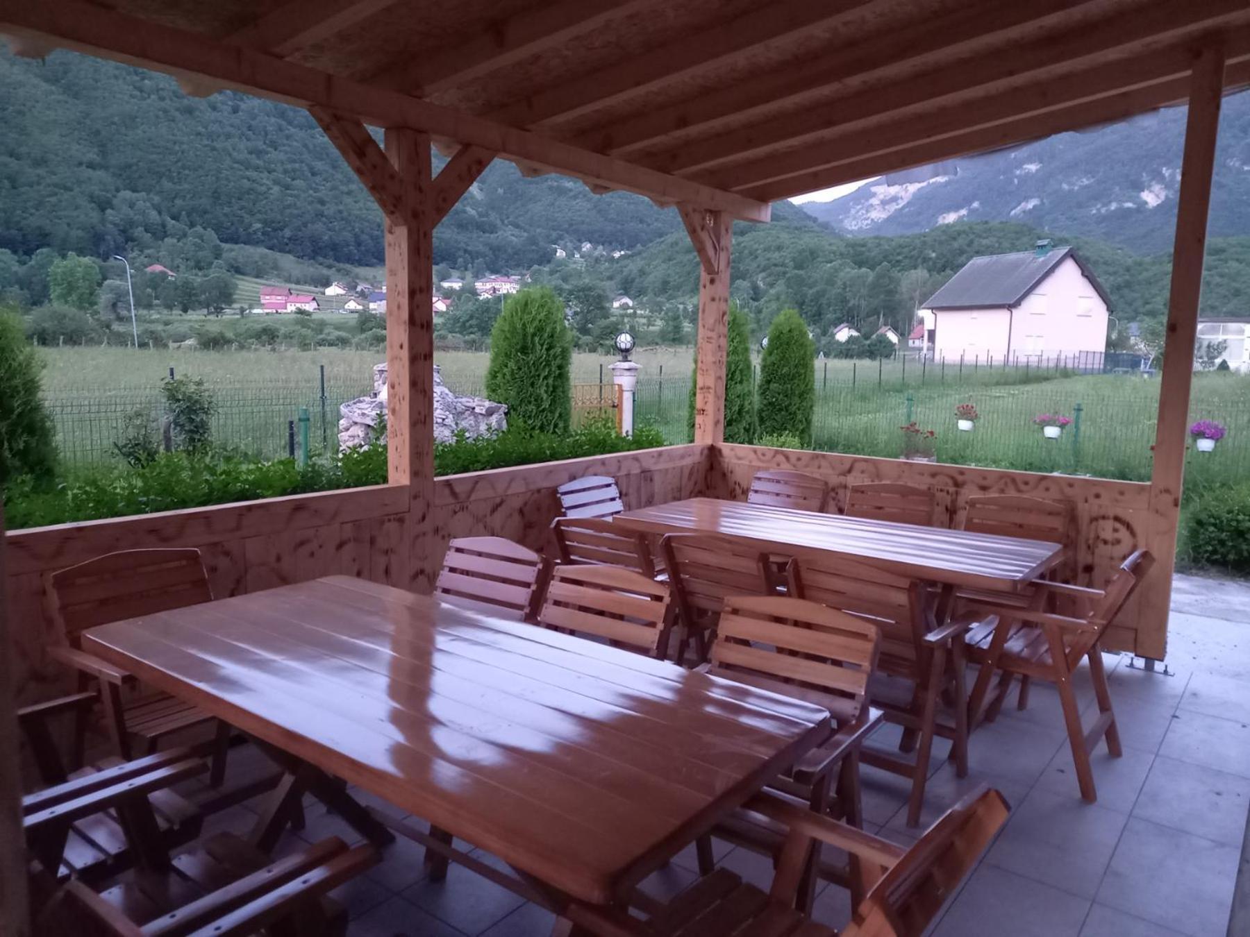 Breti'S Guesthouse Vusanje Bagian luar foto