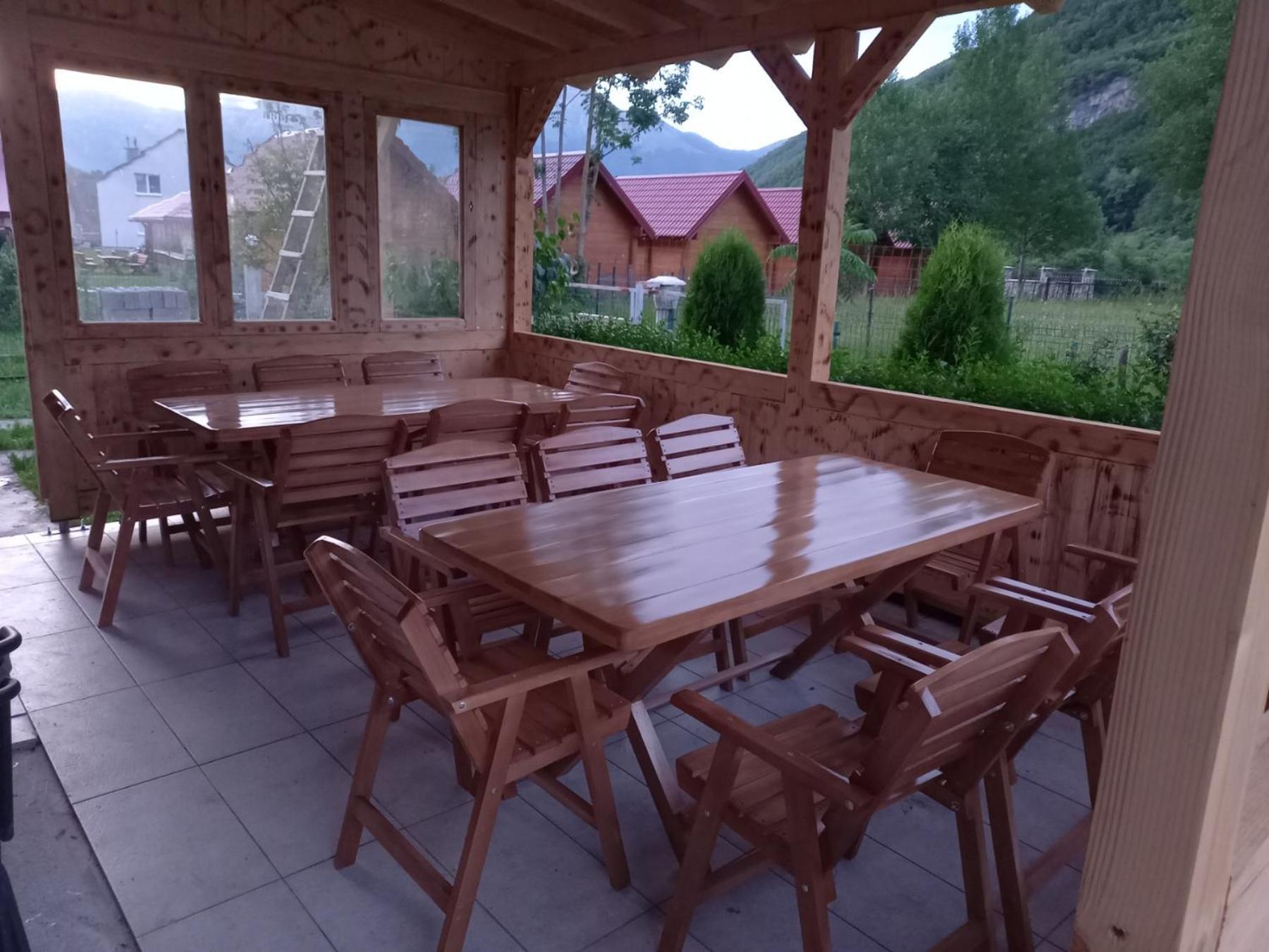 Breti'S Guesthouse Vusanje Bagian luar foto